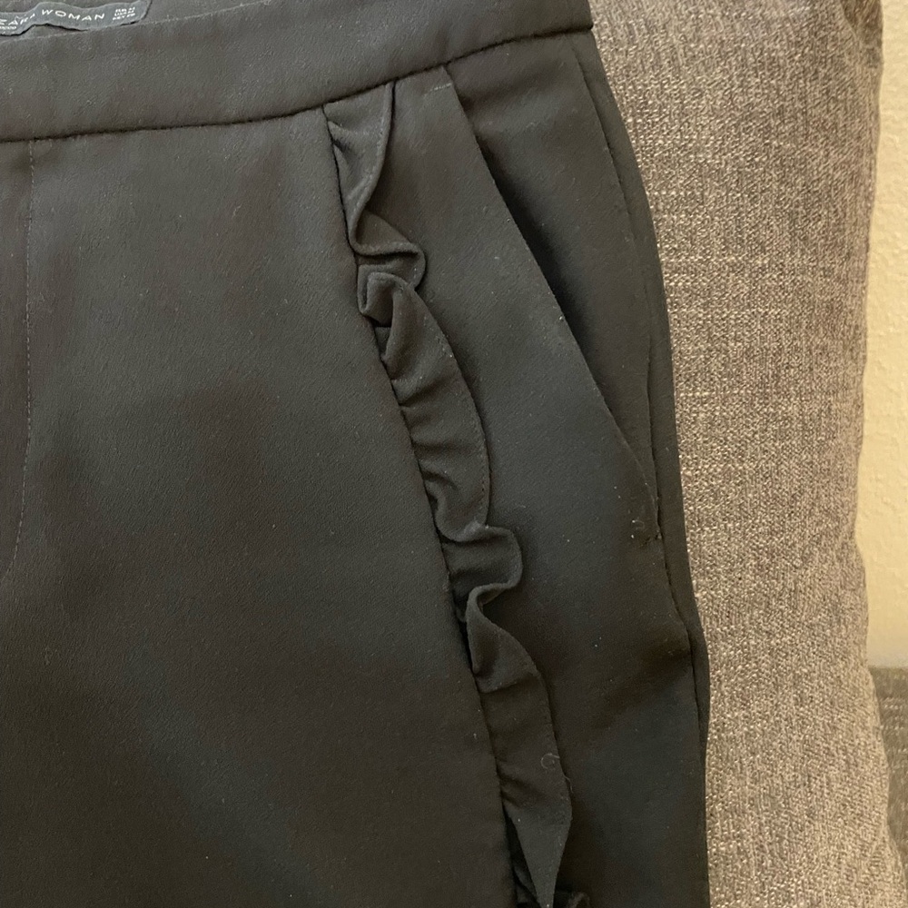 Cute cropped black slacks with side ruffle and side pockets Ole’